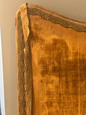 A pair of Chinese gold-thread-embroidered silk 'antiquities' folding screens, 19th C. — foto 20