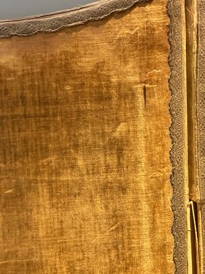 A pair of Chinese gold-thread-embroidered silk 'antiquities' folding screens, 19th C. — foto 21