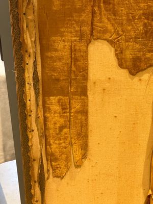 A pair of Chinese gold-thread-embroidered silk 'antiquities' folding screens, 19th C. — foto 23