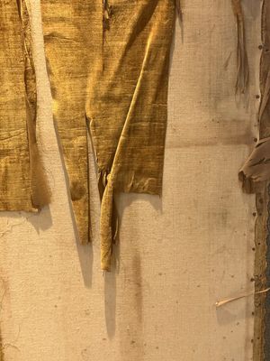 A pair of Chinese gold-thread-embroidered silk 'antiquities' folding screens, 19th C. — foto 29