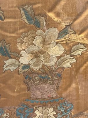 A pair of Chinese gold-thread-embroidered silk 'antiquities' folding screens, 19th C. — foto 3