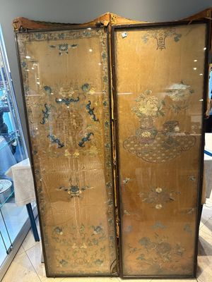 A pair of Chinese gold-thread-embroidered silk 'antiquities' folding screens, 19th C. — foto 31