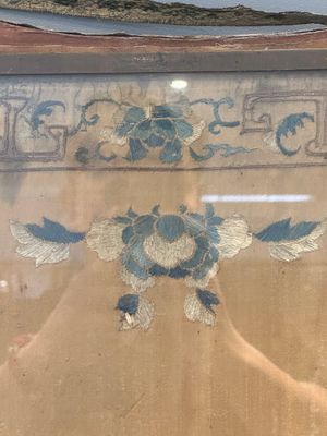 A pair of Chinese gold-thread-embroidered silk 'antiquities' folding screens, 19th C. — foto 32