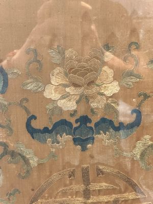 A pair of Chinese gold-thread-embroidered silk 'antiquities' folding screens, 19th C. — foto 33