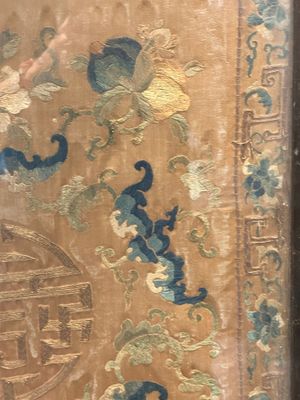 A pair of Chinese gold-thread-embroidered silk 'antiquities' folding screens, 19th C. — foto 34