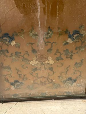 A pair of Chinese gold-thread-embroidered silk 'antiquities' folding screens, 19th C. — foto 37