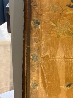 A pair of Chinese gold-thread-embroidered silk 'antiquities' folding screens, 19th C. — foto 38