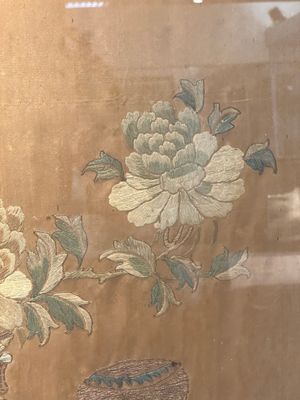 A pair of Chinese gold-thread-embroidered silk 'antiquities' folding screens, 19th C. — foto 40