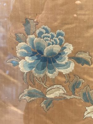 A pair of Chinese gold-thread-embroidered silk 'antiquities' folding screens, 19th C. — foto 4