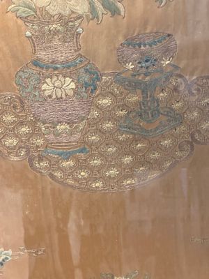 A pair of Chinese gold-thread-embroidered silk 'antiquities' folding screens, 19th C. — foto 42