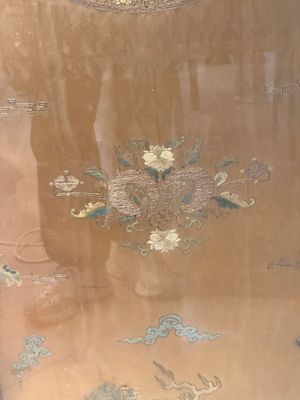 A pair of Chinese gold-thread-embroidered silk 'antiquities' folding screens, 19th C. — foto 43