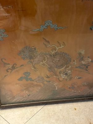 A pair of Chinese gold-thread-embroidered silk 'antiquities' folding screens, 19th C. — foto 44