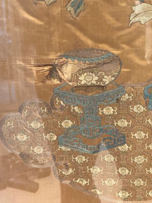 A pair of Chinese gold-thread-embroidered silk 'antiquities' folding screens, 19th C. — foto 5