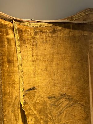 A pair of Chinese gold-thread-embroidered silk 'antiquities' folding screens, 19th C. — foto 51