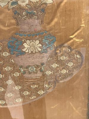 A pair of Chinese gold-thread-embroidered silk 'antiquities' folding screens, 19th C. — foto 6