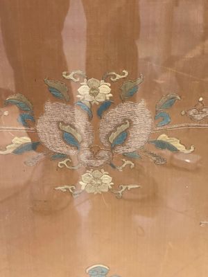 A pair of Chinese gold-thread-embroidered silk 'antiquities' folding screens, 19th C. — foto 7