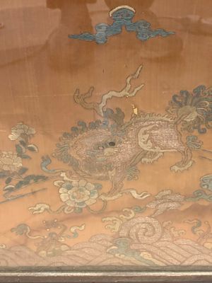 A pair of Chinese gold-thread-embroidered silk 'antiquities' folding screens, 19th C. — foto 9