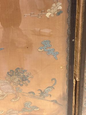 A pair of Chinese gold-thread-embroidered silk 'antiquities' folding screens, 19th C. — foto 10