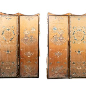 A pair of Chinese gold-thread-embroidered silk 'antiquities' folding screens, 19th C. — foto 1