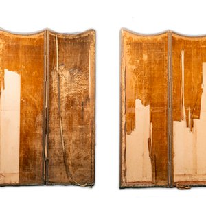 A pair of Chinese gold-thread-embroidered silk 'antiquities' folding screens, 19th C. — foto 2