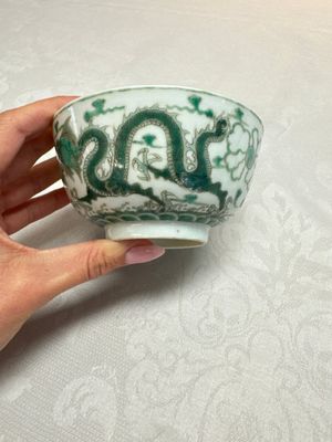 A pair of Chinese green-enamelled 'Dragon' bowls, Guangxu marks, Republic — foto 4