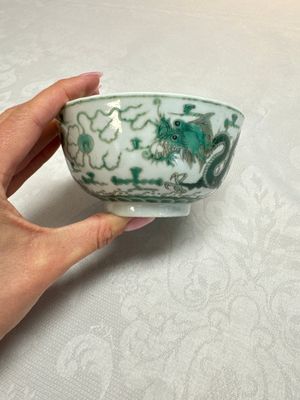 A pair of Chinese green-enamelled 'Dragon' bowls, Guangxu marks, Republic — foto 5
