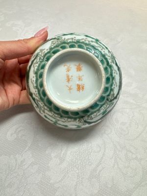 A pair of Chinese green-enamelled 'Dragon' bowls, Guangxu marks, Republic — foto 7