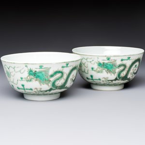 A pair of Chinese green-enamelled 'Dragon' bowls, Guangxu marks, Republic — foto 1