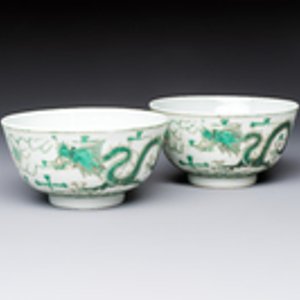 A pair of Chinese green-enamelled 'Dragon' bowls, Guangxu marks, Republic — foto 2