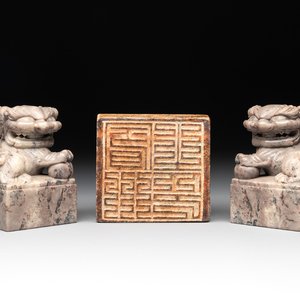 A pair of Chinese grey marble 'lion' seals and a seal, 20th C. — photo 1
