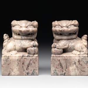 A pair of Chinese grey marble 'lion' seals and a seal, 20th C. — photo 2
