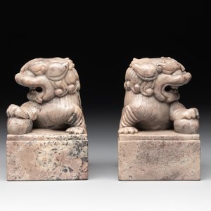 A pair of Chinese grey marble 'lion' seals and a seal, 20th C. — photo 3