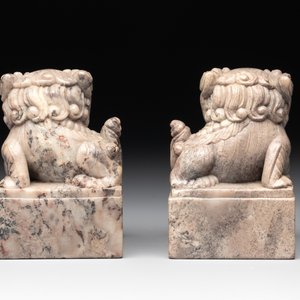 A pair of Chinese grey marble 'lion' seals and a seal, 20th C. — photo 4