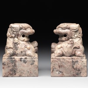 A pair of Chinese grey marble 'lion' seals and a seal, 20th C. — photo 5