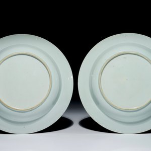 A pair of Chinese grisaille and gilt armorial monogrammed plates, dated 1750, Qianlong — photo 2
