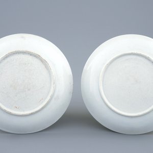 A pair of Chinese grisaille and gilt cups and saucers, Qianlong — photo 3