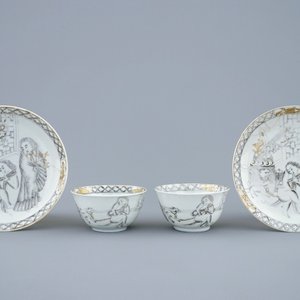 A pair of Chinese grisaille and gilt eggshell cups and saucers with Europeans, Yongzheng, 1723-1735 — photo 1