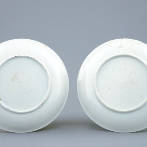 A pair of Chinese grisaille and gilt eggshell cups and saucers with Europeans, Yongzheng, 1723-1735 — photo 3