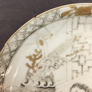 A pair of Chinese grisaille and gilt eggshell cups and saucers with Europeans, Yongzheng, 1723-1735 — photo 5