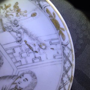 A pair of Chinese grisaille and gilt eggshell cups and saucers with Europeans, Yongzheng, 1723-1735 — photo 7