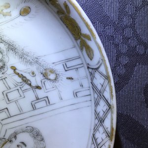 A pair of Chinese grisaille and gilt eggshell cups and saucers with Europeans, Yongzheng, 1723-1735 — photo 8
