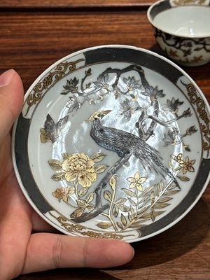 A pair of Chinese grisaille and gilt 'pheasant' cups and saucers, Yongzheng — photo 11
