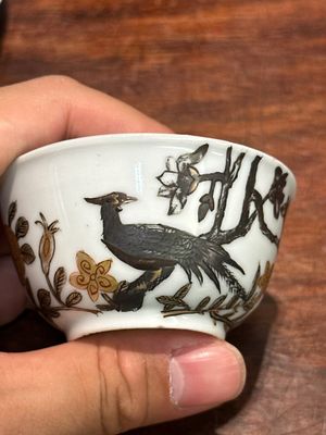 A pair of Chinese grisaille and gilt 'pheasant' cups and saucers, Yongzheng — photo 15