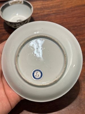 A pair of Chinese grisaille and gilt 'pheasant' cups and saucers, Yongzheng — photo 21