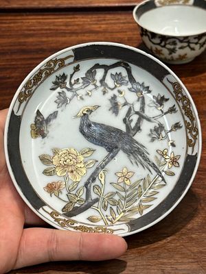 A pair of Chinese grisaille and gilt 'pheasant' cups and saucers, Yongzheng — photo 10