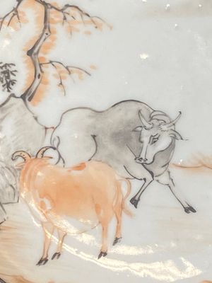A pair of Chinese grisaille and iron-red 'buffalo' cups and saucers and a 'rooster' saucer, Yongzheng — 照片 14