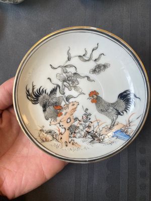 A pair of Chinese grisaille and iron-red 'buffalo' cups and saucers and a 'rooster' saucer, Yongzheng — 照片 2