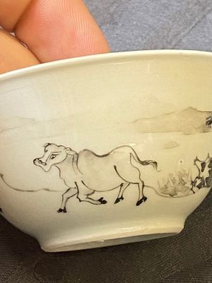 A pair of Chinese grisaille and iron-red 'buffalo' cups and saucers and a 'rooster' saucer, Yongzheng — 照片 22