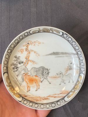 A pair of Chinese grisaille and iron-red 'buffalo' cups and saucers and a 'rooster' saucer, Yongzheng — 照片 7