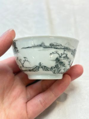 A pair of Chinese grisaille and iron-red 'landscape' cups and saucers, Yongzheng/Qianlong — photo 11